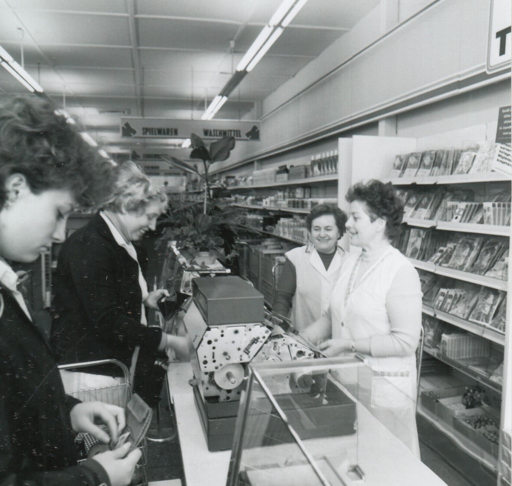 Verkaufsgeschehen in der längst abgerissenen Kaufhalle „10. Weltfestspiele“ in der Dimitroffstraße 40 in den 1980er Jahren