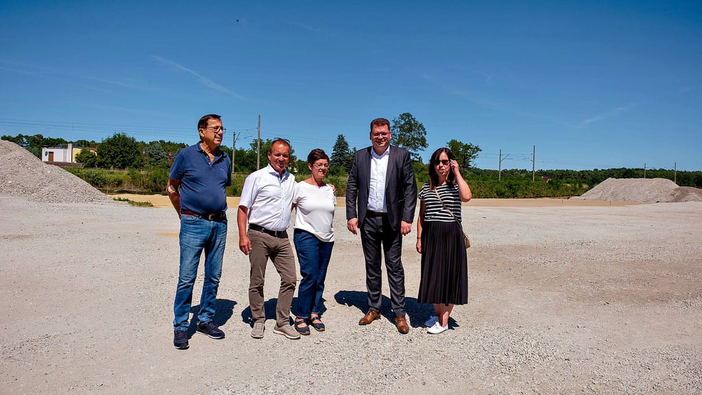 Landrat Christian Tylsch (2. v. r.) besuchte am Montag gemeinsam mit Roy und Andrea Barabas (2. und 3. v. l.) das geplante Baufeld der Elbe Caravan GmbH in Wittenberg. Links im Bild: Stefan Bolz von der Bauunion, die den Neubau umsetzen wird. Rechts: Tina Fiedler von der Wirtschaftsförderung des Landkreises