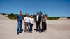  Landrat Christian Tylsch (2. v. r.) besuchte am Montag gemeinsam mit Roy und Andrea Barabas (2. und 3. v.  l.) das geplante Baufeld der Elbe Caravan GmbH in Griebo. Links im Bild: Stefan Bolz von der Bauunion, die den Neubau umsetzen wird. Rechts: Tina Fiedler von der Wirtschaftsförderung des Landkreises 