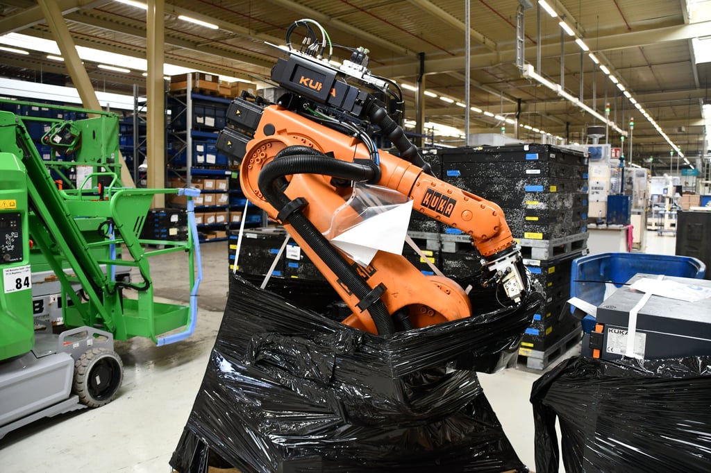 Bei der NTN Antriebstechnik ist die Freude groß. Das Unternehmen hat von VW einen guten Auftrag erhalten. Dafür wird eine neue Fertigungslinie aufgebaut. Noch allerdings sind die meisten Teile der Anlage noch verpackt.