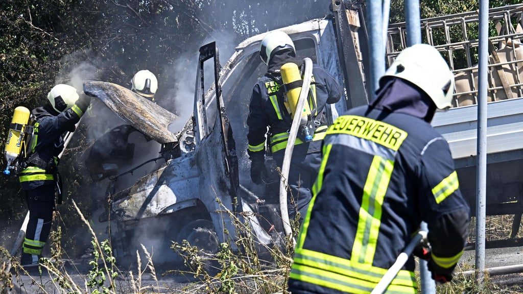 Auf der Nebenstrecke der A36 zwischen Giersleben und Aschersleben ist ein Transporter in Brand geraten.