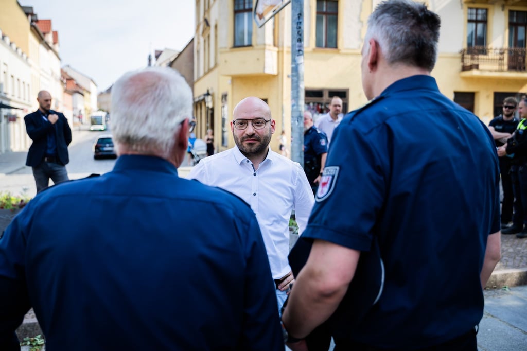 Brandenburgs Innenminister René Wilke (parteilos, für SPD) berichtet von den Ermittlungen nach dem Angriff auf ein Fest für Vielfalt in Bad Freienwalde. (Archivbild)