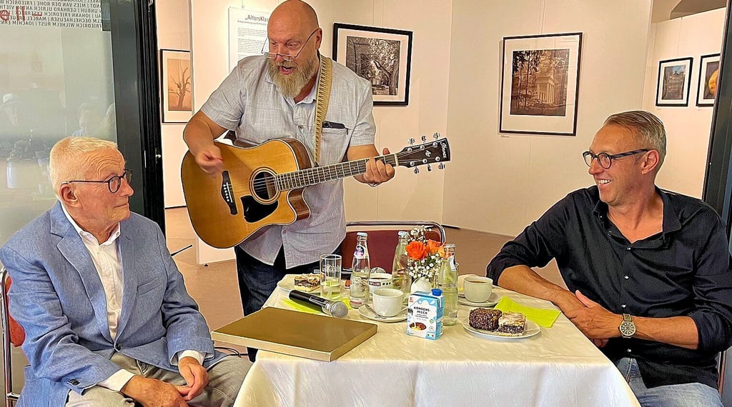 Ralf Schüler (Mitte) überbrachte Peter Kühn (links) ein Geburtstags-Ständchen und kam anschließend mit ihm und Thomas Ruttke (rechts) ins Gespräch.
