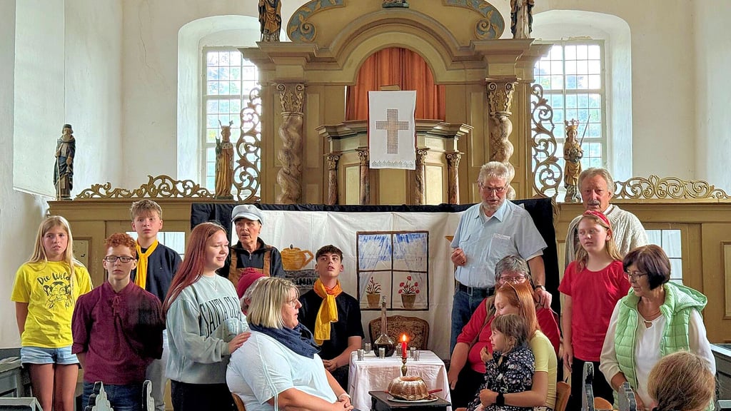 Das „Am-Vieh-Theater“ Leetza eröffnet das Dorffest traditionsgemäß mit einer Aufführung in der Leetzaer Kirche. Hauptdarsteller Detlef Milenkovic (hintere Reihe rechts) in der Rolle des liebenden Vaters.