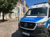 Ein Mannschaftswagen der Polizei sperrt am Dienstag die Straße vor dem Landtag ab, während drinnen Beamte Büros durchsuchen.