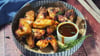 Damit nichts in die Glut tropft, empfiehlt sich für die Chicken Wings eine sämige Marinade aus Trockengewürzen.