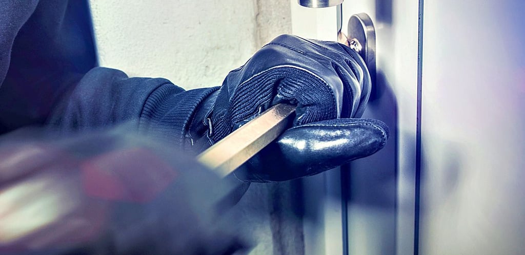 Mit einem Brecheisen ist ein Barbyer in die Wohnung seiner Ex-Partnerin eingedrungen und griff diese mit dem Werkzeug an - vor den Augen des gemeinsamen Kindes.