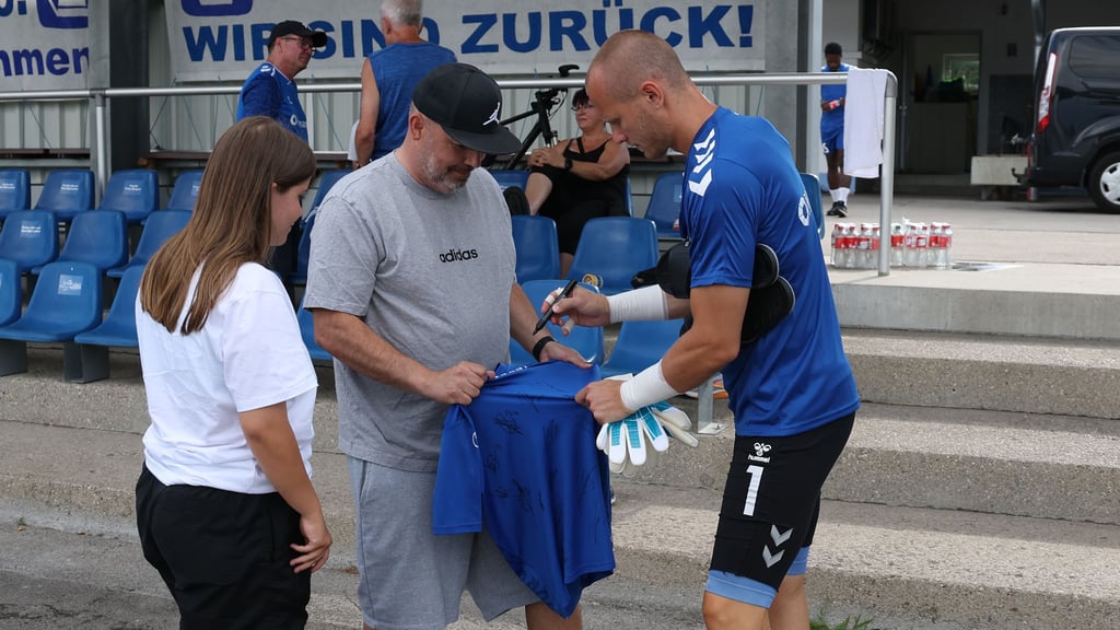 Am Mittwoch waren direkt Fans dabei. Und es gab auch erste Autogrammwünsche. Hier signiert Dominik Reimann.