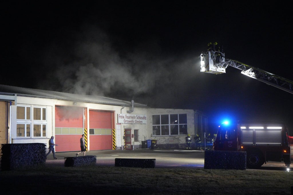 Das Gerätehaus der Feuerwehr in Glesien, einem Ortsteil von Schkeuditz, hat in der Nacht gebrannt.