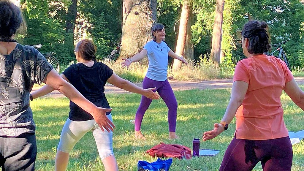Die AOK-Yogaschule in Reichardts Garten findet noch sieben Wochen lang immer montags statt.