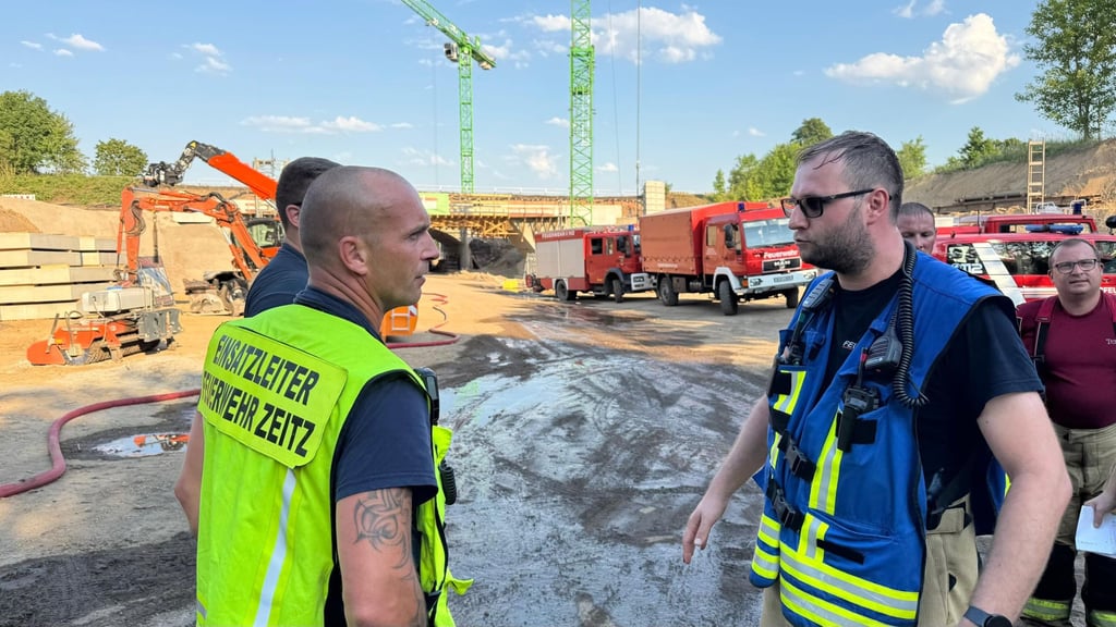 Die Einsatzstelle befand sich unweit des nahezu abgerissenen Bahntunnels, wo die erste neue Brücke eingeschoben wurde. Einsatzleiter Roy Angermann im Gespräch mit Einsatzkräften.