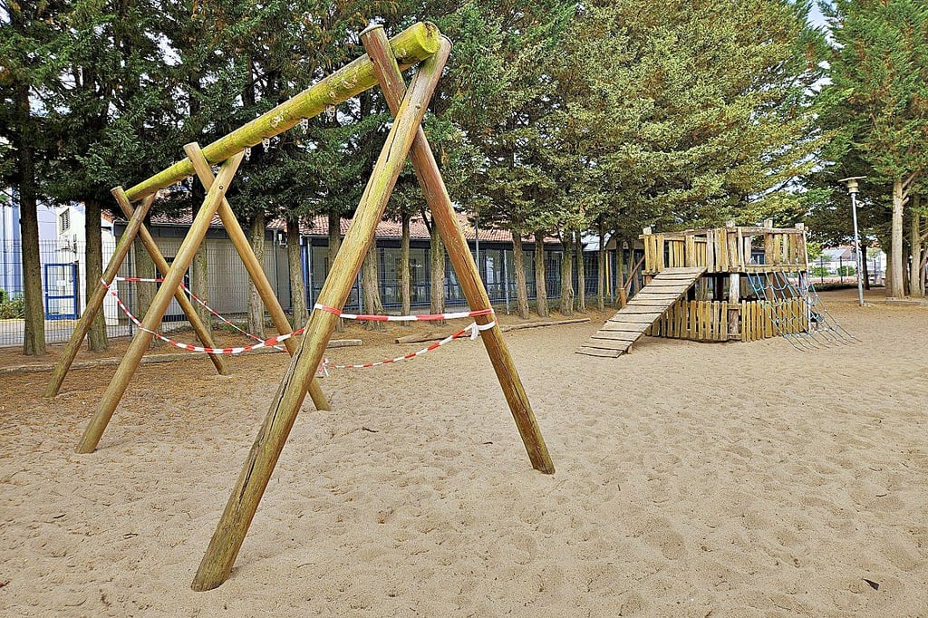 Die Schaukeln sind abgebaut, das Holzgestell hat Risse.