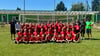 Nachwuchskoordinator Alexander Heil (grünes Trikot) und  die Kinder des SV Grün-Weiß Langendorf haben in dieser Woche Campleiter  Matthias Kapelle (weißes Trikot) und sein Trainerteam von der Audi Schanzer Fußballschule zu Gast.