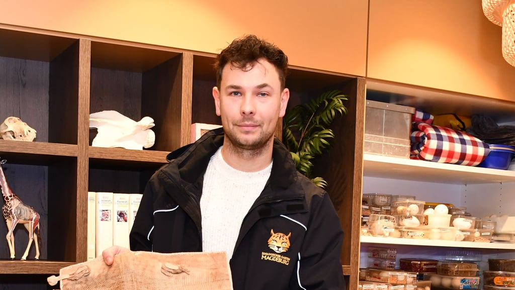 Magdeburgs Zoopädagoge Stephan Worm plant und führt vielfältige Bildungsprogramme für Kinder, Schulklassen und die Öffentlichkeit durch - von Ferienaktionen bis zu Umweltvorträgen.