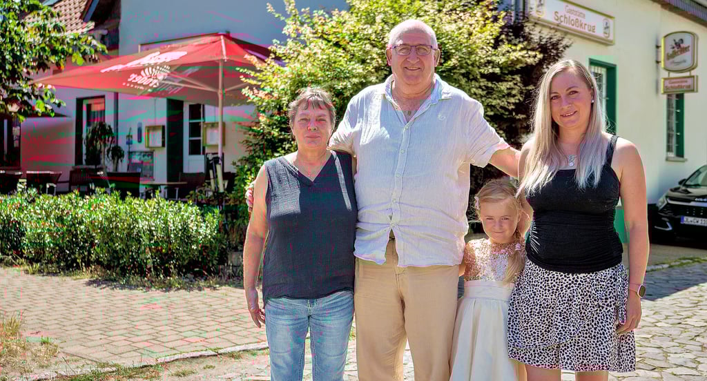 Birgit (l.) und Ekkehard Wrubel betreiben den Schlosskrug Dornburg seit 30 Jahren. Tochter Cindy (r.) wird das Lokal im kommenden Jahr übernehmen. Ob Enkelin Lina ihr später nacheifert, steht noch nicht fest. Der Wunsch von Opa Ekki wäre es aber.