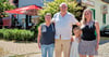 Birgit (l.) und Ekkehard Wrubel betreiben den Schlosskrug Dornburg seit 30 Jahren. Tochter Cindy (r.) wird das Lokal im kommenden Jahr übernehmen. Ob Enkelin Lina ihr später nacheifert, steht noch nicht fest. Der Wunsch von Opa Ekki wäre es aber.