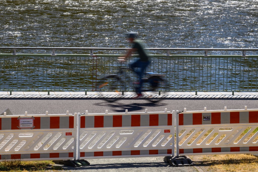 Die Ufermauer ist laut Stadt Magdeburg einsturzgefährdet, doch der Radverkehr rollt weiter.