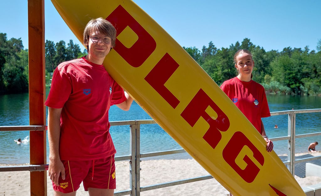 Luis Morche und Gretha Louise Winkler sind Rettungsschwimmer am Plattensee. Sie haben den See und die Badegäste fest im Blick und warnen davor, bei heißen Temperaturen einfach so ins Wasser zu springen. Sich langsam runterzukühlen, ist für den Kreislauf schonender.