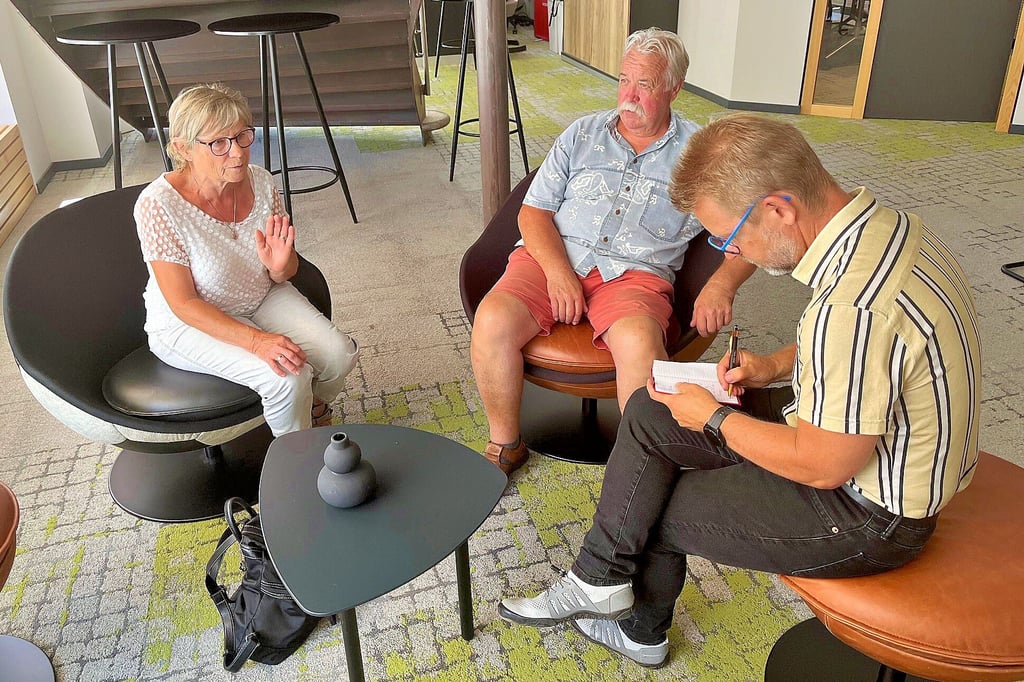 Monika und Eckard Kallies (M.) gehörten am Mittwoch zu jenen, die das MZ-Gesprächsangebot im Coworking-Space auf dem Roßmarkt nutzten und mit Reporter Torsten Gerbank ins Gespräch kamen.