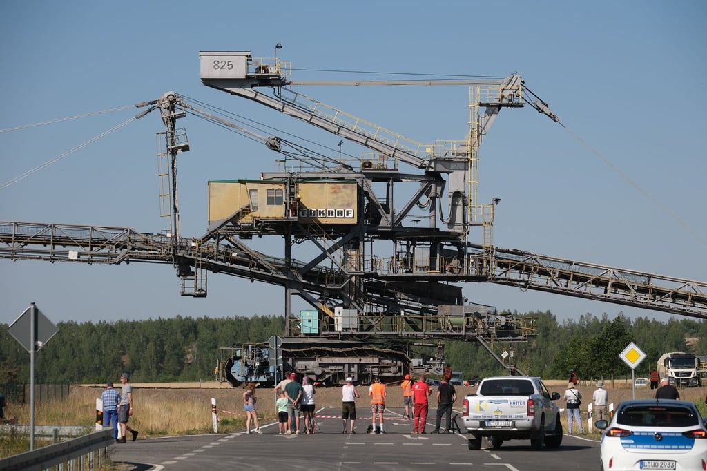 Die Fahrbahn der B176 wurde für die Bagger-Überquerung mit Gummimatten und einer dicken Erdschicht geschützt.