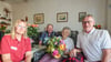 Erika Stier wurde anlässlich ihres 100. Geburtstages von  Diät- und Diabetesassistentin Doreen Hempel, Sohn Jürgen Stier (1. und 2. v. l.) und dem Diabetologen Dr. Karsten Milek (rechts) beglückwünscht.