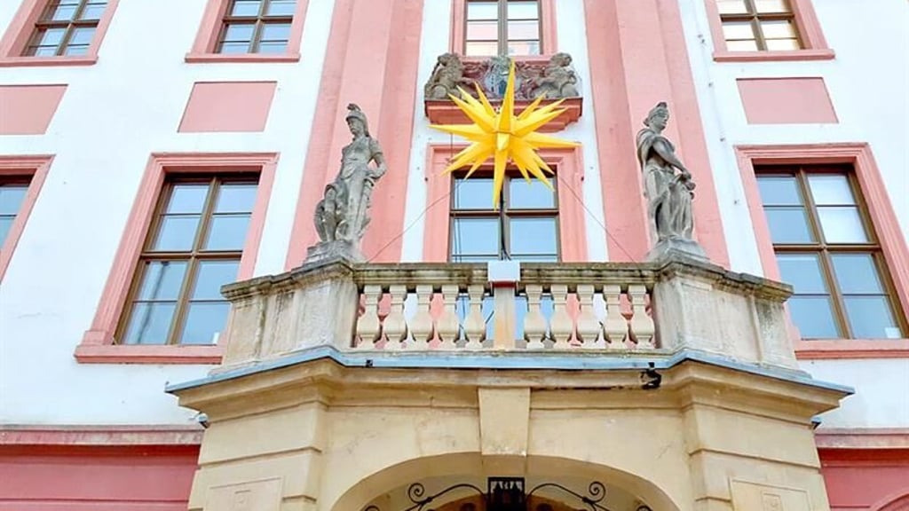 Ein Herrnhuter Stern schmückt in der Adventszeit auch das Weißenfelser Rathaus.