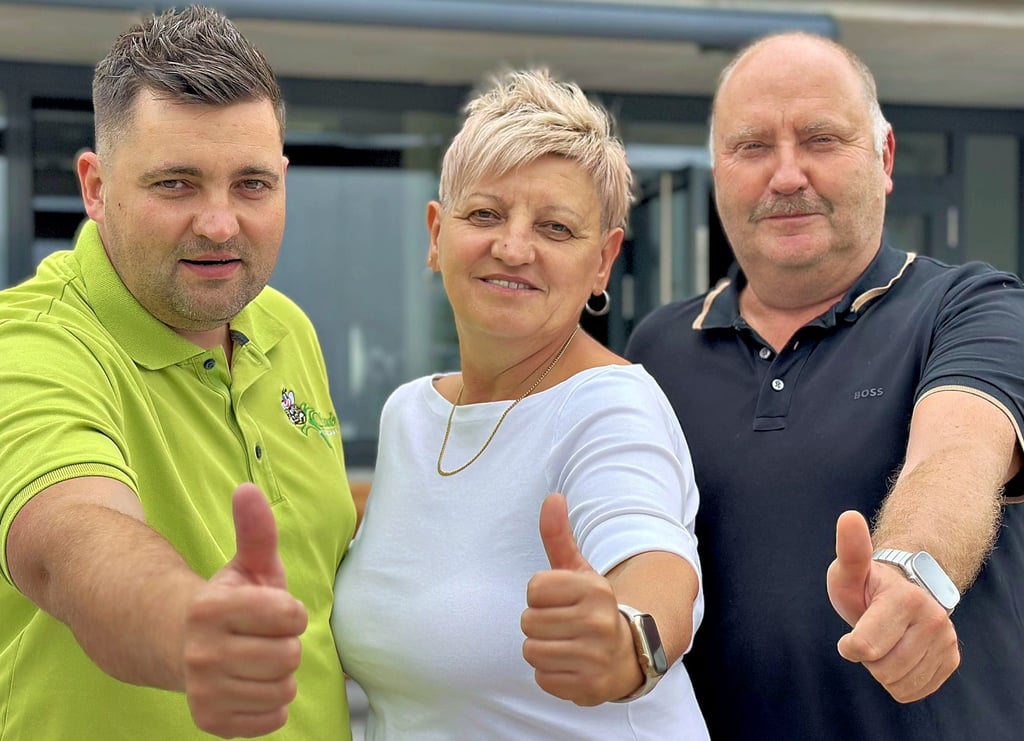 Daumen hoch für den 30. Geburtstag des Pflegedienstes Staude: Matthias (links), Gabriele und Michael Staude.