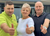 Daumen hoch für den 30. Geburtstag des Pflegedienstes Staude: Matthias (links), Gabriele und Michael Staude.