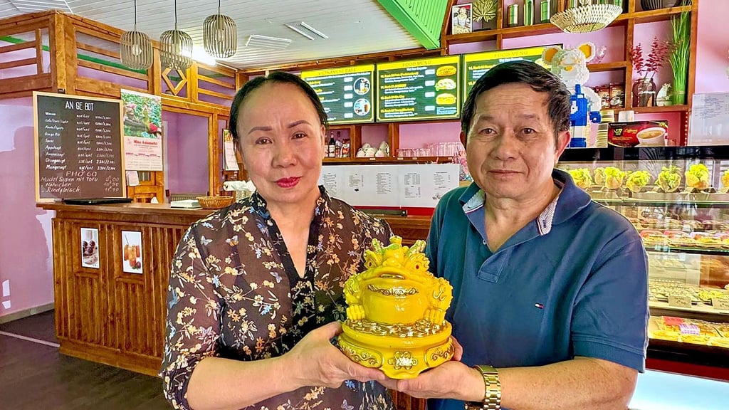 Führen das neue Cafe in der Großen Steinstraße: Inhaberin Thi Hue Ngo mit ihrem Mitarbeiter Trung Kien Pham