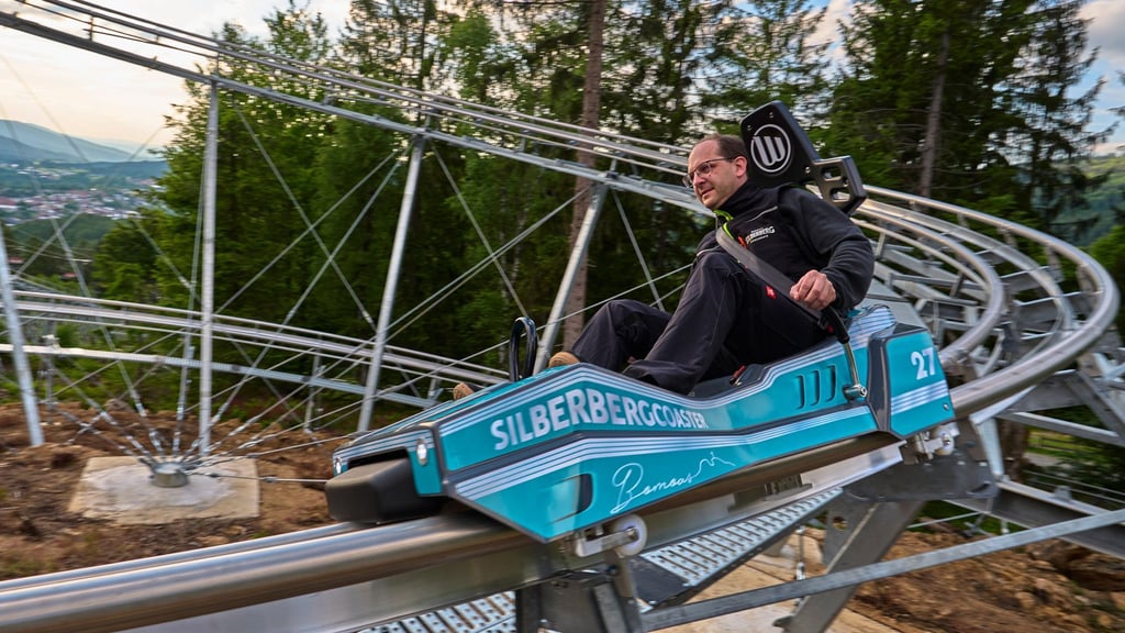 Mit der neuen Allwetterrodelbahn „Silberberg Coaster“ geht es mit bis zu 40 km/h rund 800 Meter lang durch die Baumkronen.