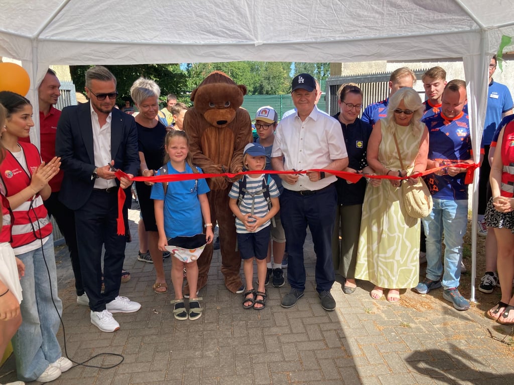 Stiftungsvorsitzender Mike Keune (links) eröffnete gemeinsam mit Bernburgs Sozialdezernent Paul Koller und Sponsoren per symbolischem Scherenschnitt die 16. Kinderstadt Bärenhausen.