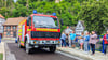 Ein Einsatzfahrzeug der Freiwilligen Feuerwehr Walbeck passiert als erstes die neue Brauhofbrücke.