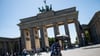 Mutig, wer sich bei der Hitze ans Brandenburger Tor wagte.