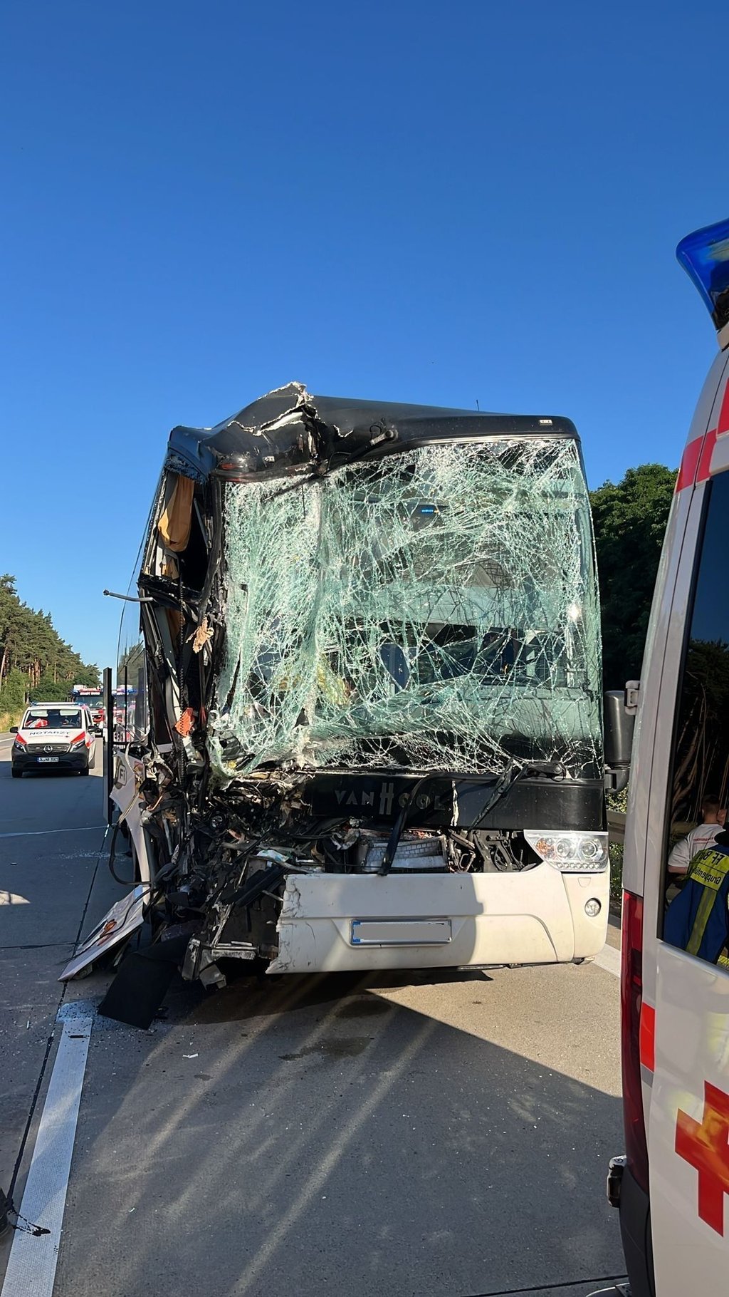 25 Menschen wurden bei dem Busunfall auf der A2 leicht verletzt.