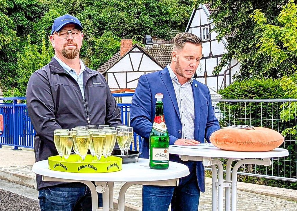 Walbecks Ortsbürgermeister, Thomas Wetteborn (links), und der Bürgermeister von Oebisfelde-Weferlingen, Marc Blanck, gaben die Brücke offiziell frei.