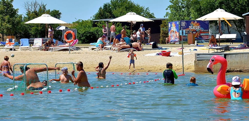 Abkühlung inklusive Wasserballspiel ist derzeit mit den Feriencamps der Stadt Staßfurt im Strandsolbad (Foto) und am Albertinesee möglich.