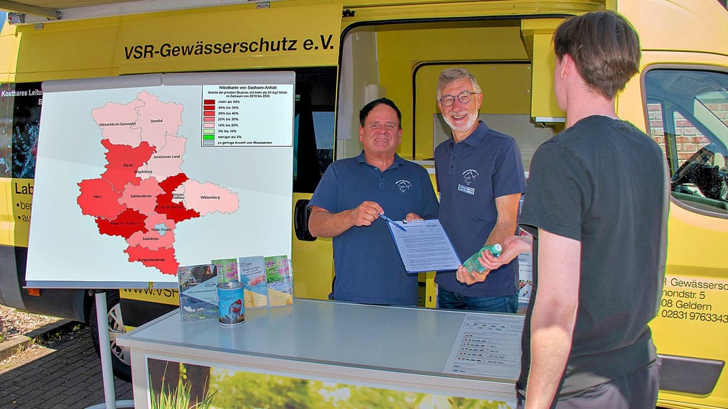 Frank Sombrowski und Heinz-Theo van Wickeren beraten einen Brunnenbesitzer mit Nitratkarte von Sachsen-Anhalt.
