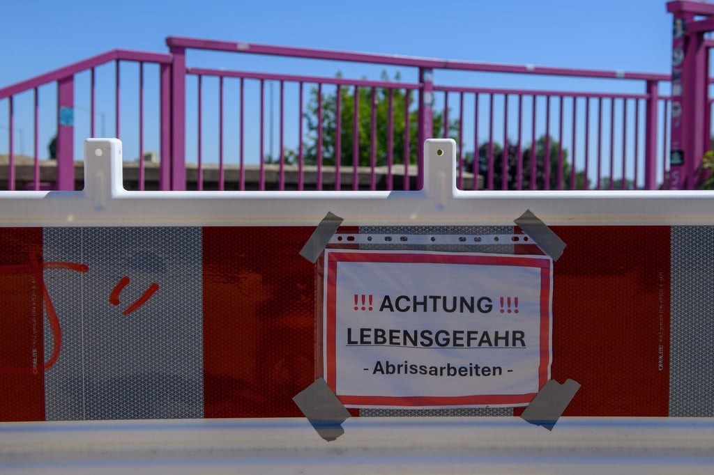 Wegen schwerer Schäden wird der Uferweg unterhalb des Doms in Magdeburg geschlossen.