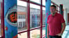 Die Säulen im Elisabeth-Gymnasium haben Schüler bemalt: Schulleiter Hans-Michael Mingenbach legt wert auf die Möglichkeit zur Mitgestaltung. 