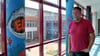 Die Säulen im Elisabeth-Gymnasium haben Schüler bemalt: Schulleiter Hans-Michael Mingenbach legt wert auf die Möglichkeit zur Mitgestaltung. 
