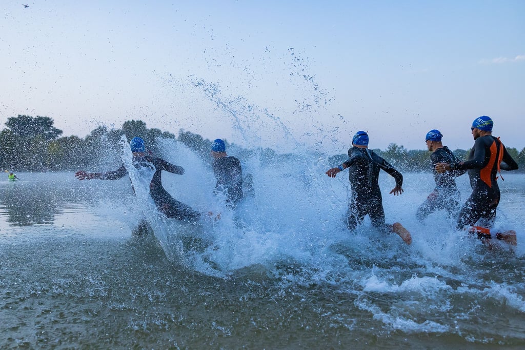 Der Triathlon "Hölle von Q" startet alljährlich mit einer Schwimmstrecke von zwei Kilometern im Ditfurter See.