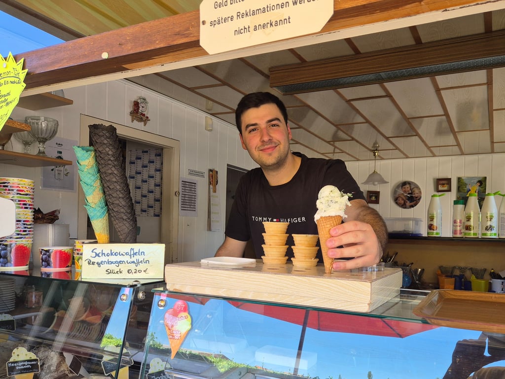 Trotz der Hitze steht Dani Alkadi im Eiscafé Weber in Hohenweiden und verkauft Eis.