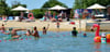 Abkühlung inklusive Wasserballspiel ist derzeit mit den Feriencamps der Stadt Staßfurt im Strandsolbad (Foto) und am Albertinesee möglich.