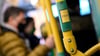 Ein Fußballfan hat eine Frau in einer Straßenbahn in Halle beleidigt und später körperlich angegriffen.