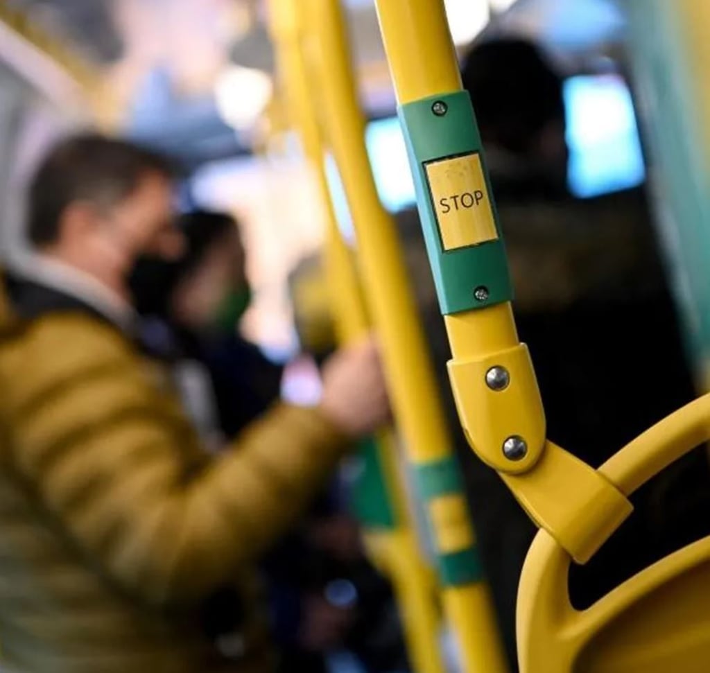 Ein Fußballfan hat eine Frau in einer Straßenbahn in Halle beleidigt und später körperlich angegriffen.