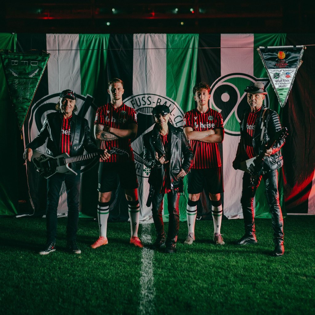 Die Scorpions präsentieren das neue Trikot von Hannover 96.