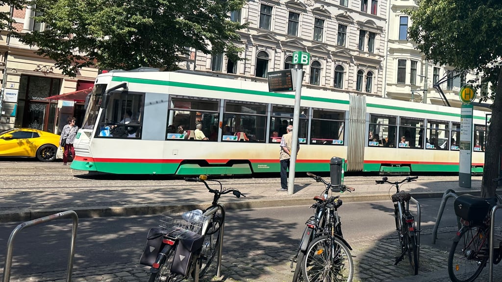 Fahrgäste der MVB müssen sich in Magdeburg auf Verspätungen einstellen. Einige Straßenbahnen fallen wegen der Hitze aus.