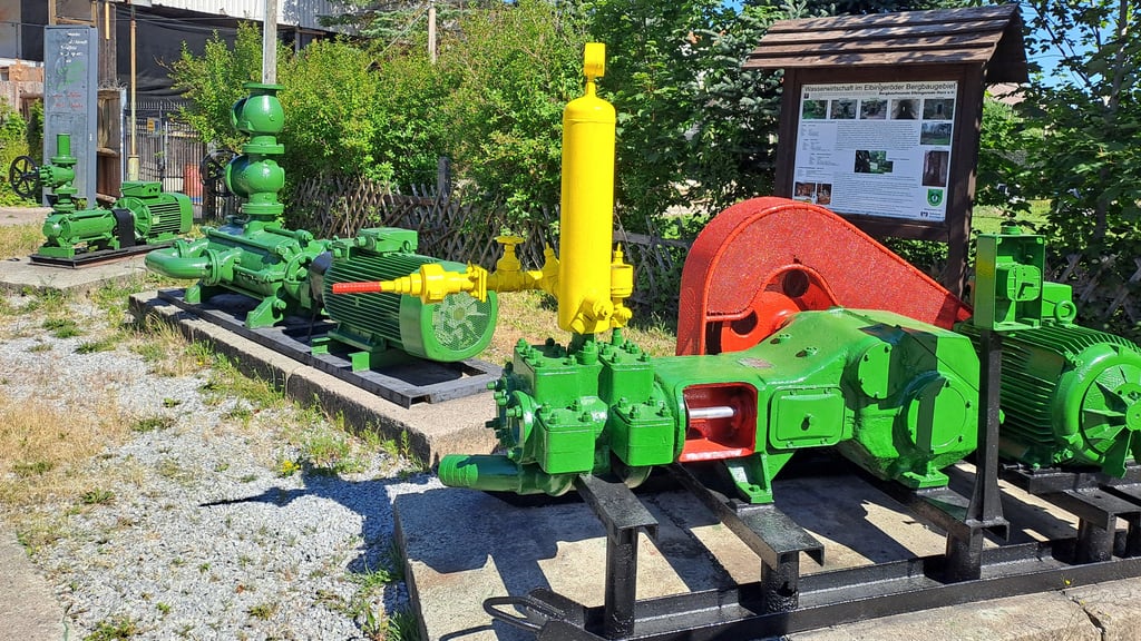 Diese Pumpen am Parkplatz des Schaubergwerks Büchenberg wurden von Mitgliedern des Vereins Bergbaufreunde Elbingerode/Harz frisch gestrichen.