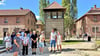 Die Sekundarschüler  aus Elster  machen  einen  Rundgang  durch das  Konzentrationslager  Auschwitz.