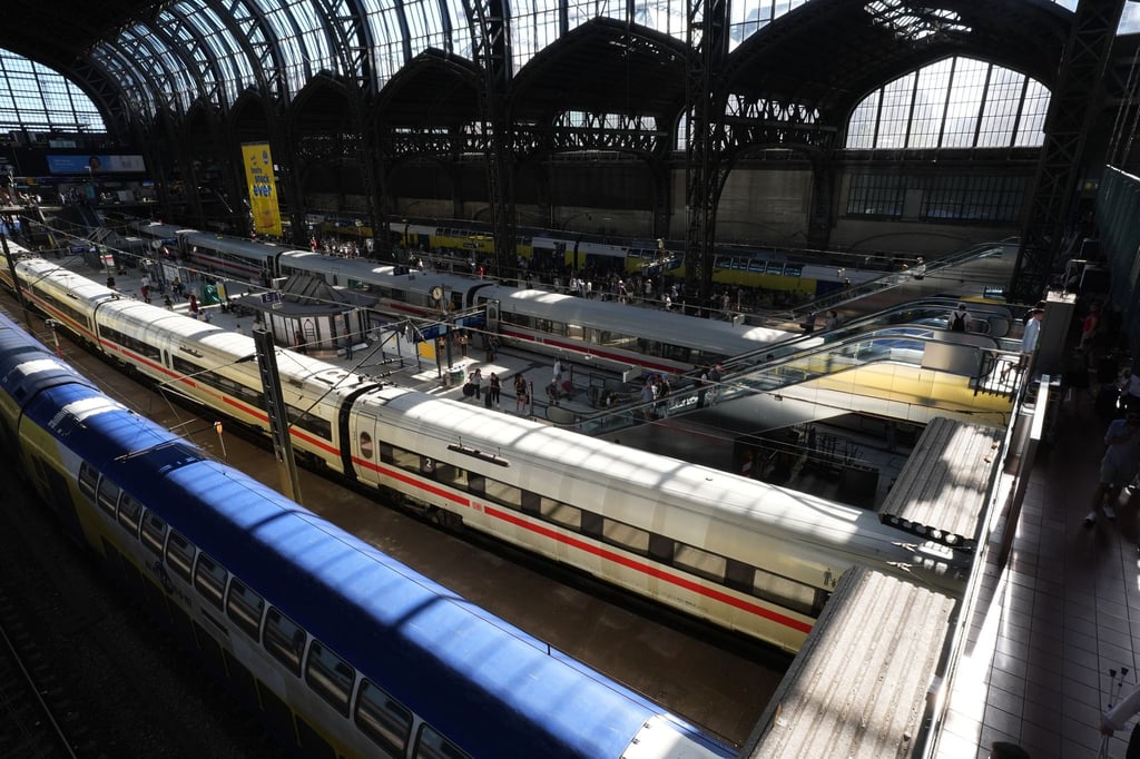 Ein Sprecher der Deutschen Bahn zeigte sich zuversichtlich, dass sich der Zugverkehr im Laufe des Tages vollständig normalisiert.